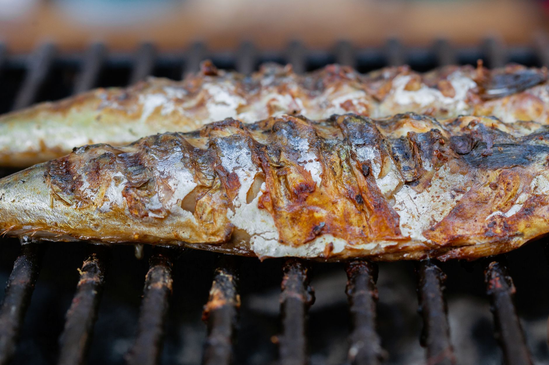 Prato de peixe grelhado e marisco fresco num restaurante junto à praia em Marbella