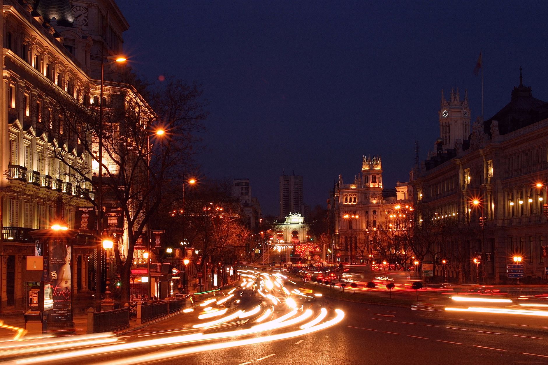 Rua movimentada no centro histórico de Madrid ao entardecer
