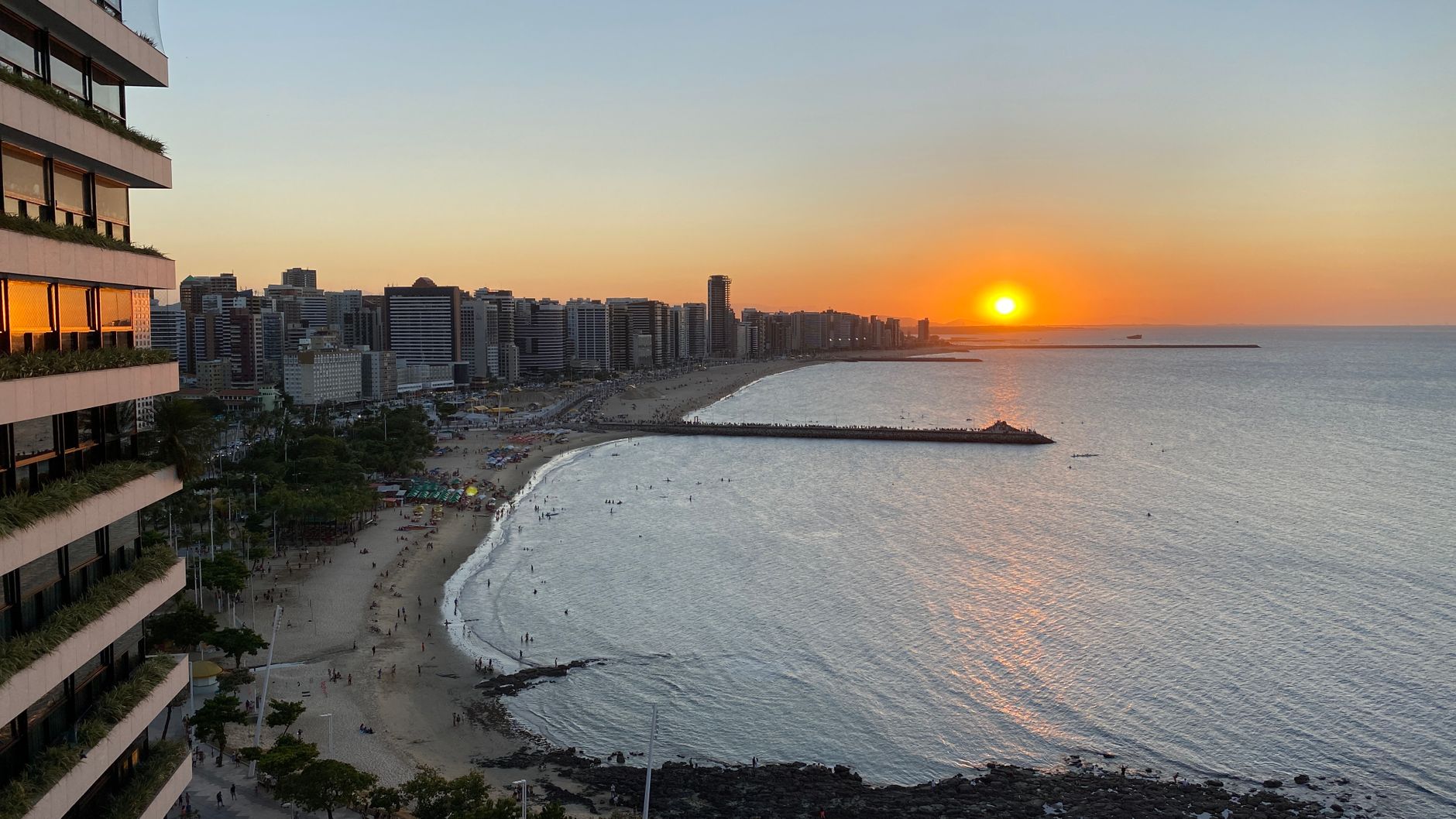 Orla marítima de Fortaleza ao entardecer