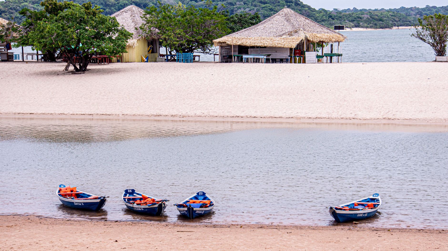 Paisagem seca junto ao rio em Porto Velho