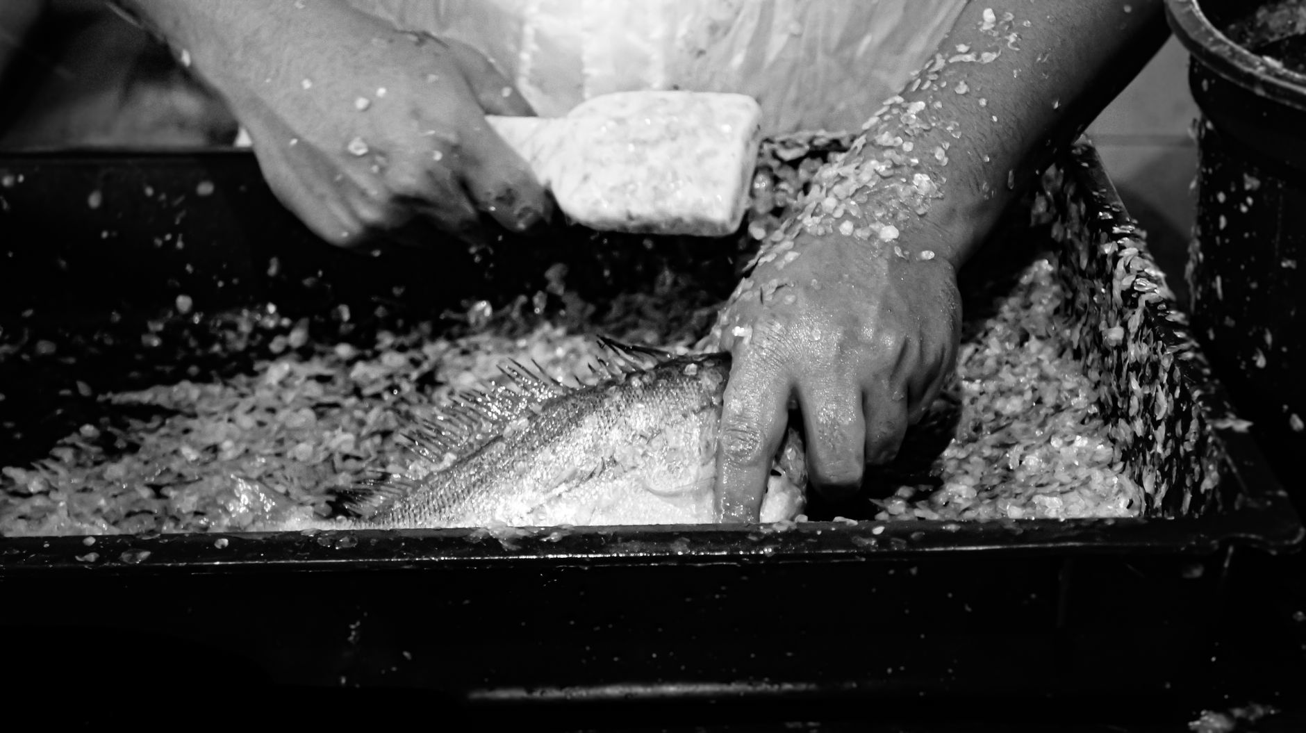 Prato de peixe de rio fresco servido com arroz e farofa em restaurante regional