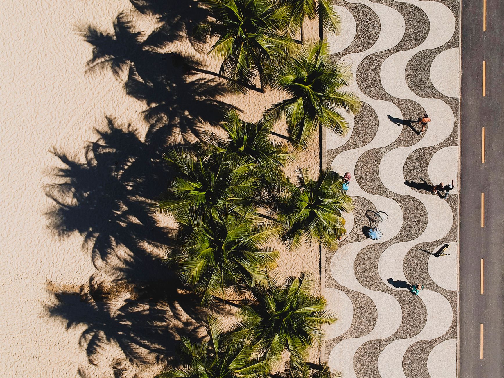 Pessoas a caminhar à sombra em Teresina