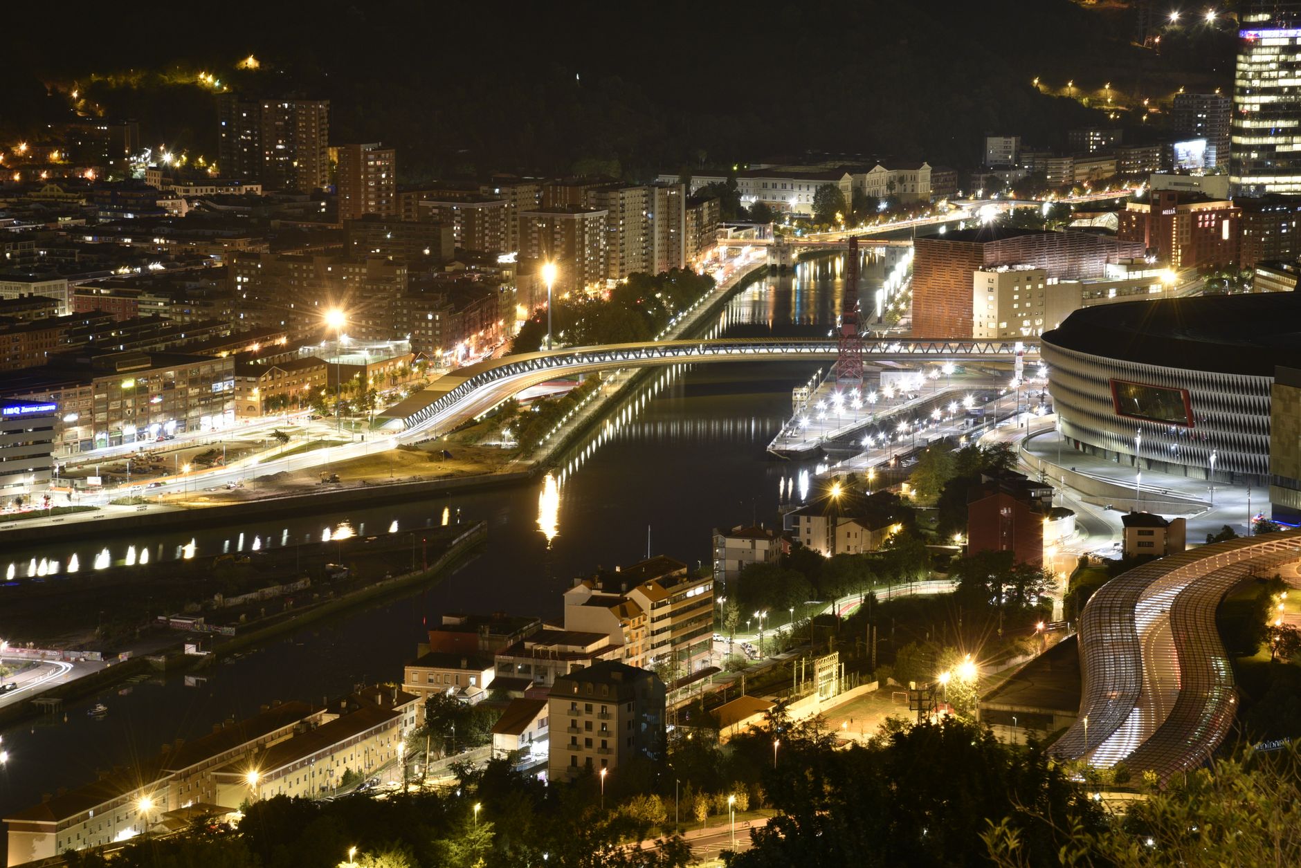 Vista gratuita sobre Bilbao a partir de uma colina próxima